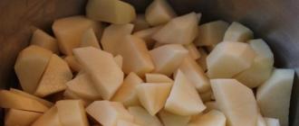 Как приготовить картошку по-деревенски с хрустящей корочкой Картофель дольками на сковороде рецепт