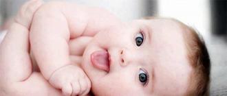 Bayi itu menjelirkan lidahnya: satu gejala atau hanya memanjakan bayi yang baru lahir
